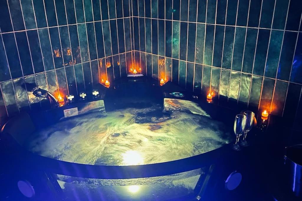Love Room L' Orientale / Jacuzzi / Sauna Chateau-Landon Zewnętrze zdjęcie